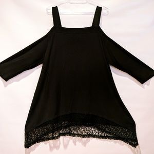 NWOT BLACK COLD SHOULDER TUNIC W/ LACE BOTTOM